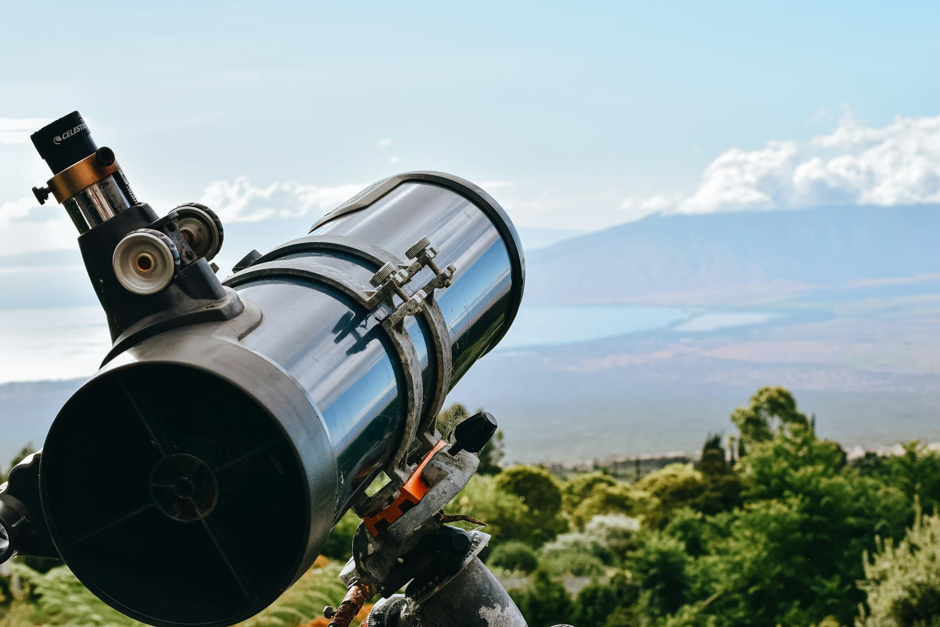 Telescopio bajo el cielo estrellado